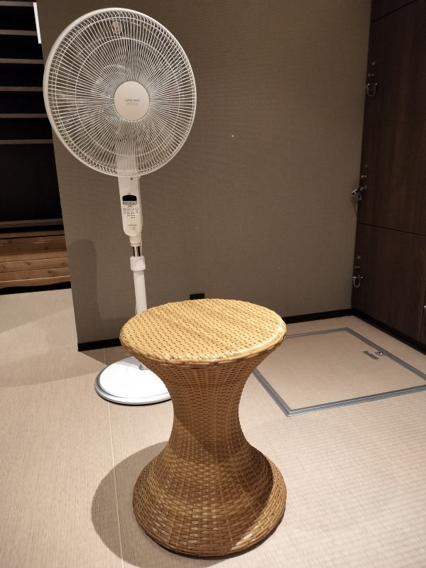 男性の脱衣室に丸型スツールを設置しました