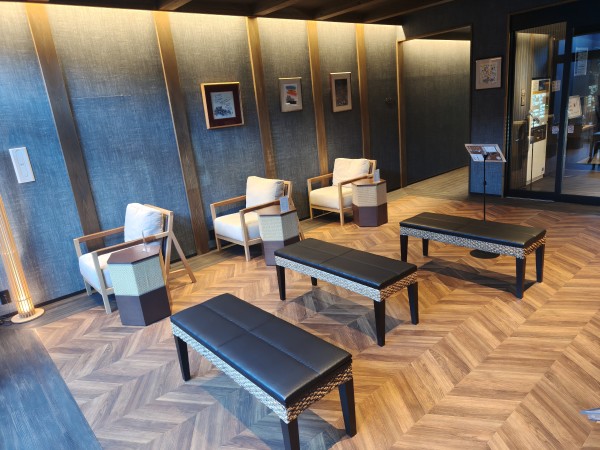 ラウンジにベンチイスを設置しました