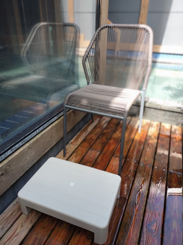 外気浴イスに足置きをセットしました！