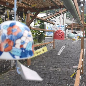 伊万里市の大川内山で風鈴まつりが開催中